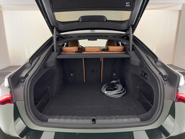 BMW i4 eDrive40 84 kWh [3-Fase] (INCL.BTW) *LEATHER | FULL-LED | ADAPTIVE-CRUISE | HEATED-SPORTSEATS | WIDESCREEN-DIGI-COCKPIT | CAMERA | DAB+ | PRIVACY-GLASS | NAVI-FULLMAP | ECC | PDC | 17''ALU | TOWBAR*