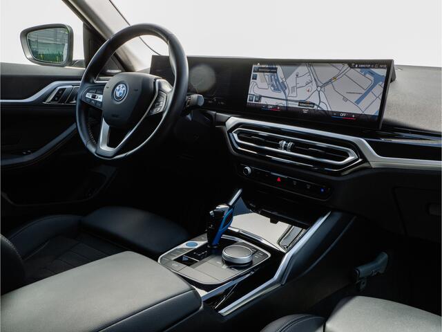 BMW i4 eDrive40 84 kWh Camera/ Navigatie/ Harman-Kardon/ Dab/ Sportstoelen/ Elektr. achterklep