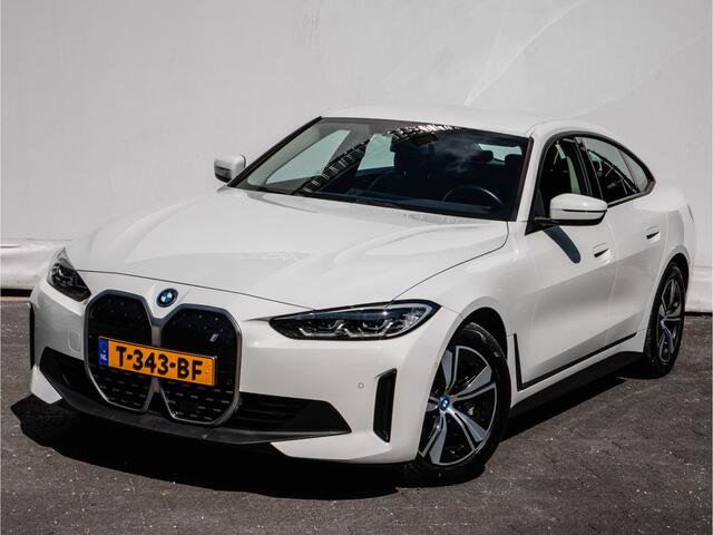 BMW i4 eDrive40 84 kWh Camera/ Navigatie/ Harman-Kardon/ Dab/ Sportstoelen/ Elektr. achterklep
