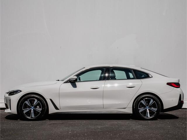 BMW i4 eDrive40 84 kWh Camera/ Navigatie/ Harman-Kardon/ Dab/ Sportstoelen/ Elektr. achterklep