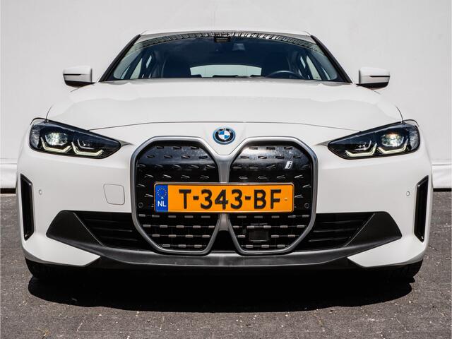BMW i4 eDrive40 84 kWh Camera/ Navigatie/ Harman-Kardon/ Dab/ Sportstoelen/ Elektr. achterklep