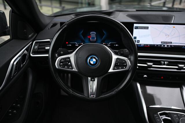 BMW i4 eDrive40 High Executive M Sport / Schuif-kanteldak / Trekhaak / M Sportstoelen / Comfort Access / Parking Assistant Plus / Stuurverwarming