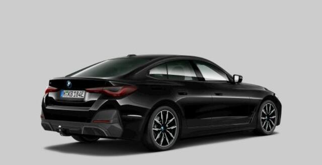 BMW i4 eDrive35 70 kWh M Sport - Trekhaak - Driving Assistant Professional - Harman Kardon - Parking Assistant Plus - Stuurwielrand verwarmd - Comfort Access - BMW Live Cockpit Professional -