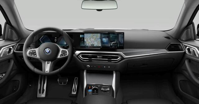 BMW i4 eDrive35 70 kWh M Sport - Trekhaak - Driving Assistant Professional - Harman Kardon - Parking Assistant Plus - Stuurwielrand verwarmd - Comfort Access - BMW Live Cockpit Professional -