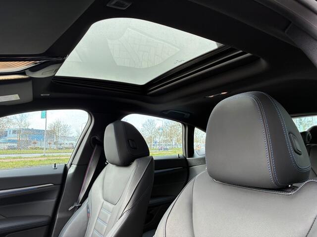 BMW i4 eDrive35 High Executive 70 kWh / Trekhaak / Schuifdak / 360Camera / Head-up / Harman Kardon / Leder / 19'' / Keyless / Sfeerverlichting / Stuur+Stoelverwarming / Dodehoek / DAB / ACC