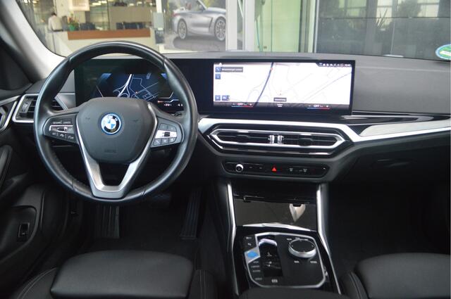 BMW i4 eDrive40 / Achteruitrijcamera / Cruise Control / Live Cockpit Plus / PDC