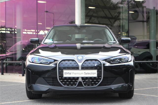 BMW i4 eDrive40 / Achteruitrijcamera / Cruise Control / Live Cockpit Plus / PDC