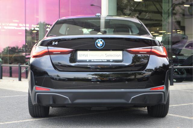 BMW i4 eDrive40 / Achteruitrijcamera / Cruise Control / Live Cockpit Plus / PDC