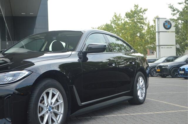 BMW i4 eDrive40 / Achteruitrijcamera / Cruise Control / Live Cockpit Plus / PDC