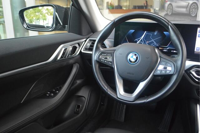 BMW i4 eDrive40 / Achteruitrijcamera / Cruise Control / Live Cockpit Plus / PDC