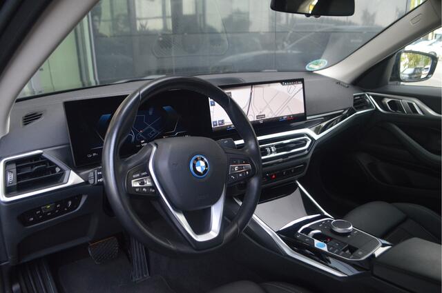 BMW i4 eDrive40 / Achteruitrijcamera / Cruise Control / Live Cockpit Plus / PDC