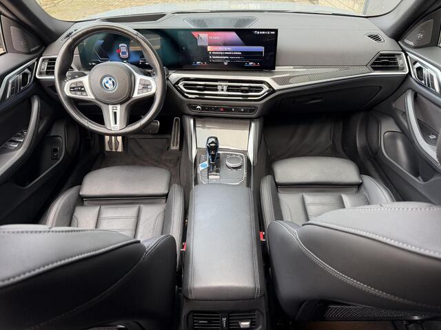 BMW i4 M50 High Executive 84 kWh 19"/SOH 99%/Schuif-kanteldak/Trekhaak/Leder + memory/Stoel + stuurverwarming/Harman Kardon/Dodehoek/Adaptieve cruise/Keyless/360 camera