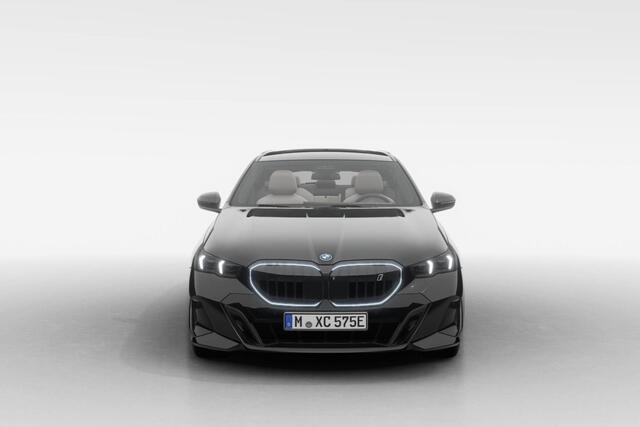 BMW i5 Touring eDrive40 M Sport Edition | M Sport Pro | Innovation Pack | Travel Pack | Comfort Pack