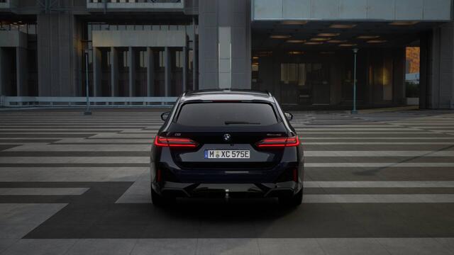 BMW i5 Touring eDrive40 M Sport / Panoramadak / Trekhaak / Adaptieve LED / Stoelventilatie / Parking Assistant Plus / Comfort Access