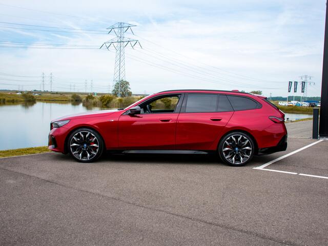 BMW i5 Touring M60 xDrive 84 kWh M-Sport Pro | Pano | Stoelventilatie | Adapt. LED | Iconic Glow | Verwarmd stuurwiel | Bowers & Wilkins