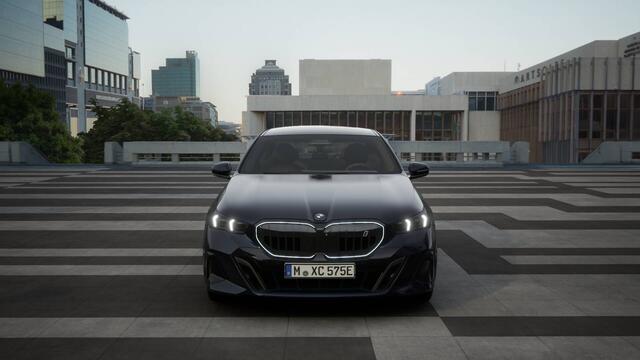 BMW i5 eDrive40 M Sport / Panoramadak / Adaptieve LED / Bowers & Wilkins / Stoelventilatie / Comfort Access / Parking Assistant Plus / Stuurverwarming
