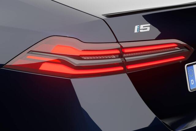 BMW i5 Sedan eDrive40 M Sport Edition | M Sport Pro | Travel Pack | Trekhaak | Extra getint glas