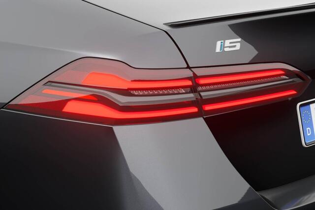 BMW i5 Sedan eDrive40 M Sport Edition | M Sport Pro | Travel Pack | Comfort Pack | Trekhaak | 22kW laden