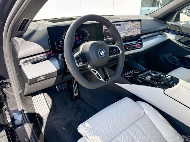 BMW i5 Touring eDrive40 M Sport Edition | M Sport Pro | Innovation Pack | Travel Pack | Comfort Pack | Showroomvoordeel