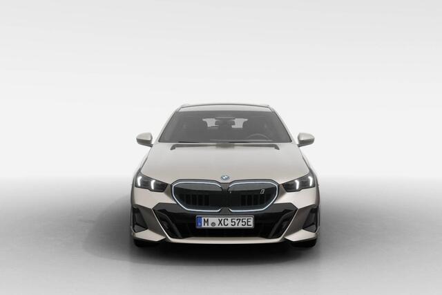 BMW i5 Touring xDrive40 | M Sport Pro | Innovation Pack | Travel Pack | Comfort Pack
