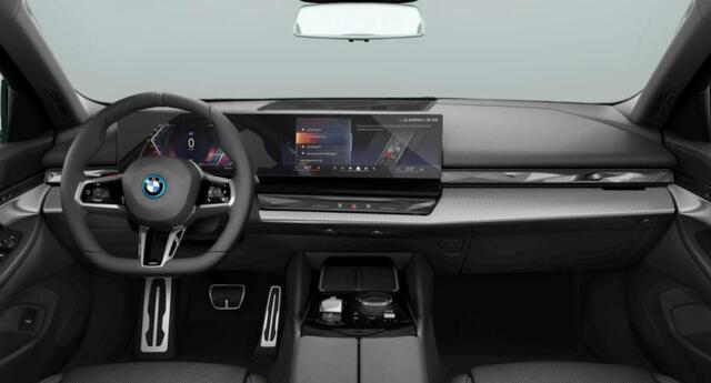 BMW i5 eDrive40 84 kWh M Sport - Trekhaak - Elektrisch verwarmde voorstoelen - Ambiance verlichting - Parking/Driving assistant - Akoestische voetgangersbescherming - Adaptieve LED koplampen - Stuurwielrandverwarming -