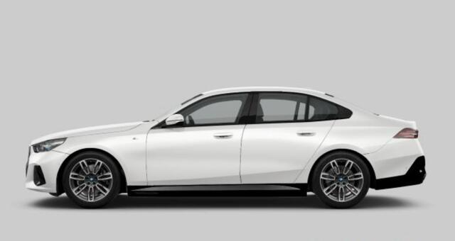BMW i5 eDrive40 84 kWh M Sport - Trekhaak - Elektrisch verwarmde voorstoelen - Ambiance verlichting - Parking/Driving assistant - Akoestische voetgangersbescherming - Adaptieve LED koplampen - Stuurwielrandverwarming -