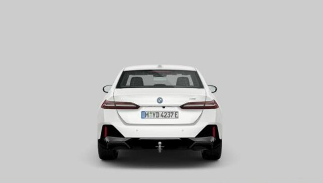 BMW i5 eDrive40 84 kWh M Sport - Trekhaak - Elektrisch verwarmde voorstoelen - Ambiance verlichting - Parking/Driving assistant - Akoestische voetgangersbescherming - Adaptieve LED koplampen - Stuurwielrandverwarming -