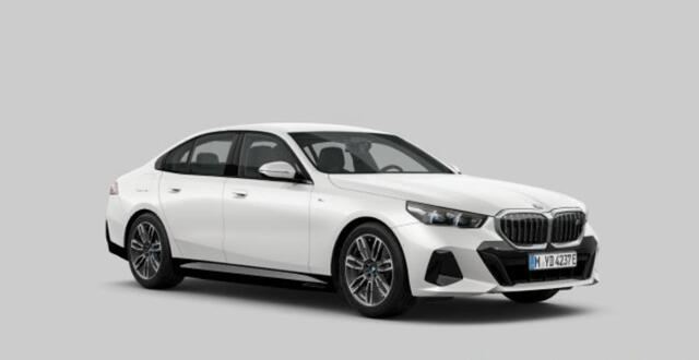 BMW i5 eDrive40 84 kWh M Sport - Trekhaak - Elektrisch verwarmde voorstoelen - Ambiance verlichting - Parking/Driving assistant - Akoestische voetgangersbescherming - Adaptieve LED koplampen - Stuurwielrandverwarming -