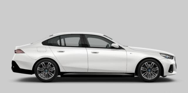 BMW i5 eDrive40 84 kWh M Sport - Trekhaak - Elektrisch verwarmde voorstoelen - Ambiance verlichting - Parking/Driving assistant - Akoestische voetgangersbescherming - Adaptieve LED koplampen - Stuurwielrandverwarming -