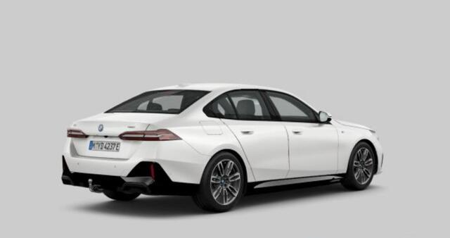 BMW i5 eDrive40 84 kWh M Sport - Trekhaak - Elektrisch verwarmde voorstoelen - Ambiance verlichting - Parking/Driving assistant - Akoestische voetgangersbescherming - Adaptieve LED koplampen - Stuurwielrandverwarming -