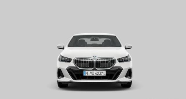 BMW i5 eDrive40 84 kWh M Sport - Trekhaak - Elektrisch verwarmde voorstoelen - Ambiance verlichting - Parking/Driving assistant - Akoestische voetgangersbescherming - Adaptieve LED koplampen - Stuurwielrandverwarming -