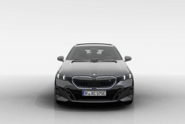 BMW i5 Touring eDrive40 M Sport Edition | M Sport Pro | Comfort Pack | Glazen Panoramadak