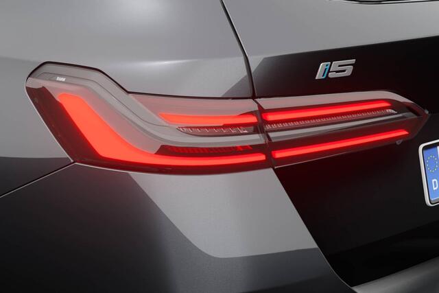 BMW i5 Touring eDrive40 M Sport Edition | M Sport Pro | Comfort Pack | Glazen Panoramadak