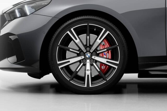 BMW i5 Touring eDrive40 M Sport Edition | M Sport Pro | Comfort Pack | Glazen Panoramadak