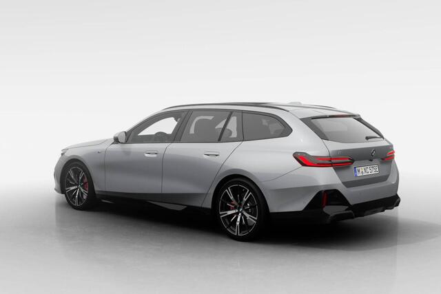 BMW i5 Touring eDrive40 M Sport Edition | M Sport Pro | Comfort Pack | Glazen panoramadak