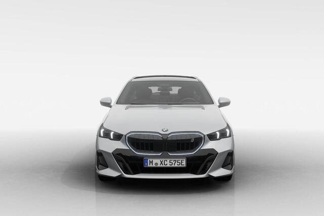 BMW i5 Touring eDrive40 M Sport Edition | M Sport Pro | Comfort Pack | Glazen panoramadak