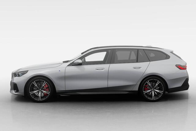 BMW i5 Touring eDrive40 M Sport Edition | M Sport Pro | Comfort Pack | Glazen panoramadak