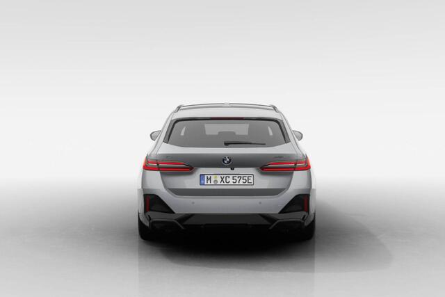 BMW i5 Touring eDrive40 M Sport Edition | M Sport Pro | Comfort Pack | Glazen panoramadak