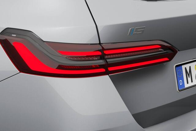 BMW i5 Touring eDrive40 M Sport Edition | M Sport Pro | Comfort Pack | Glazen panoramadak