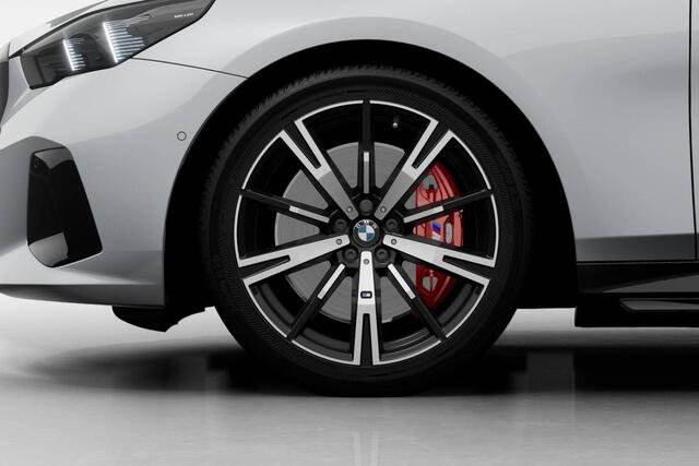 BMW i5 Touring eDrive40 M Sport Edition | M Sport Pro | Comfort Pack | Glazen panoramadak