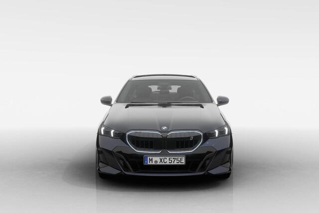 BMW i5 Touring eDrive40 M Sport Edition | M Sport Pro | Comfort Pack | Glazen Panoramadak