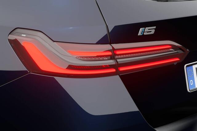 BMW i5 Touring eDrive40 M Sport Edition | M Sport Pro | Comfort Pack | Glazen Panoramadak
