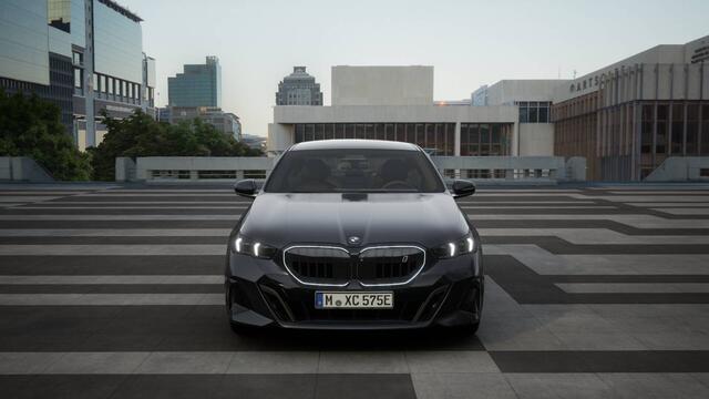 BMW i5 eDrive40 M Sport / Panoramadak / Trekhaak / Stoelventilatie / Adaptieve LED / Comfort Access / Parking Assistant Plus / Stuurverwarming