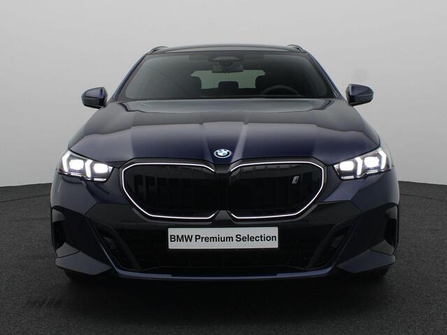 BMW i5 Touring eDrive40 M Sport Edition | Innovation Pack | Travel Pack | Comfort Pack | Stuurwielrand Verwarmd | Trekhaak | Panoramadak | Stoelventilatie | Driving Assistant Professional | Bowers & Wilkins | 20''
