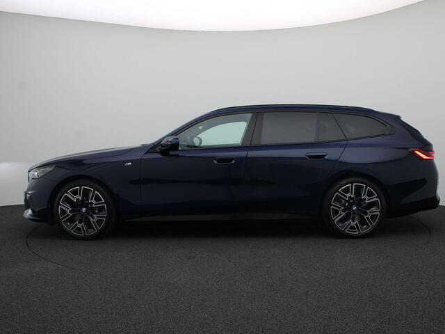 BMW i5 Touring eDrive40 M Sport Edition | Innovation Pack | Travel Pack | Comfort Pack | Stuurwielrand Verwarmd | Trekhaak | Panoramadak | Stoelventilatie | Driving Assistant Professional | Bowers & Wilkins | 20''