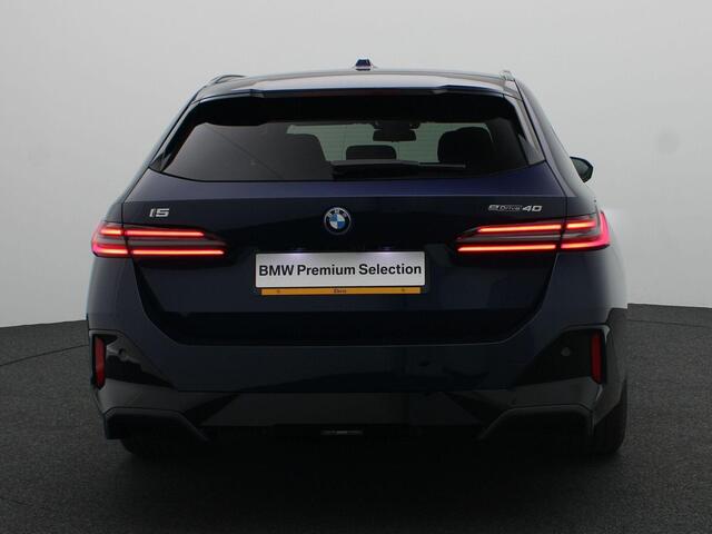 BMW i5 Touring eDrive40 M Sport Edition | Innovation Pack | Travel Pack | Comfort Pack | Stuurwielrand Verwarmd | Trekhaak | Panoramadak | Stoelventilatie | Driving Assistant Professional | Bowers & Wilkins | 20''