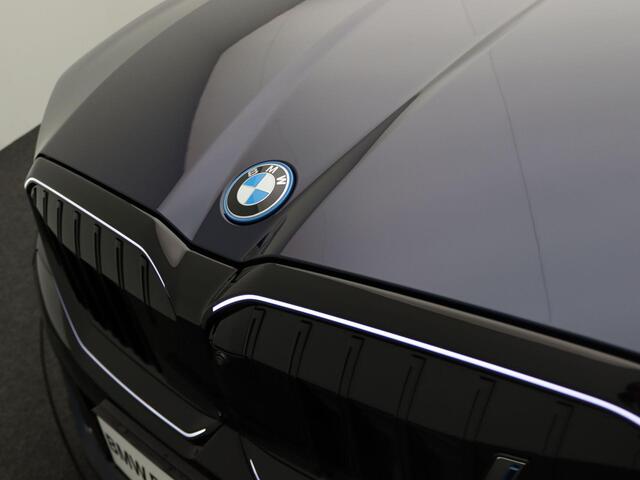 BMW i5 Touring eDrive40 M Sport Edition | Innovation Pack | Travel Pack | Comfort Pack | Stuurwielrand Verwarmd | Trekhaak | Panoramadak | Stoelventilatie | Driving Assistant Professional | Bowers & Wilkins | 20''
