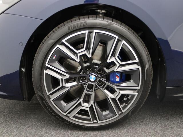 BMW i5 Touring eDrive40 M Sport Edition | Innovation Pack | Travel Pack | Comfort Pack | Stuurwielrand Verwarmd | Trekhaak | Panoramadak | Stoelventilatie | Driving Assistant Professional | Bowers & Wilkins | 20''