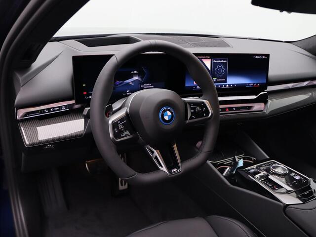 BMW i5 Touring eDrive40 M Sport Edition | Innovation Pack | Travel Pack | Comfort Pack | Stuurwielrand Verwarmd | Trekhaak | Panoramadak | Stoelventilatie | Driving Assistant Professional | Bowers & Wilkins | 20''