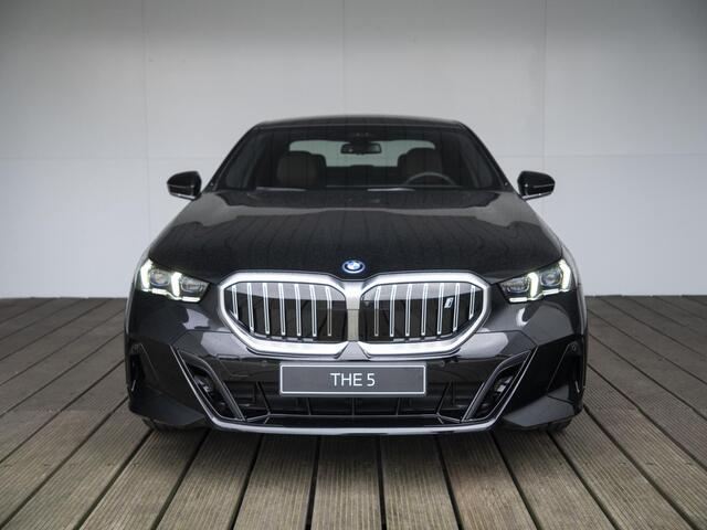 BMW i5 eDrive40 M Sportpakket 20'' / Panoramadak / Comfortstoelen / Harman Kardon / Trekhaak